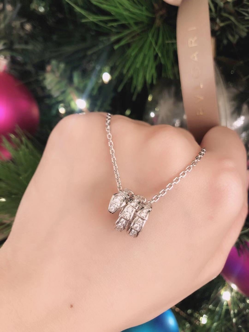 Bv1g*ai necklaces